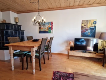 Esstisch mit Kachelofen