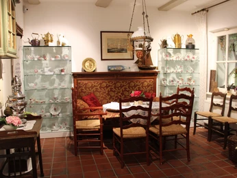 Upkammer im Bünting Teemuseum Das Bild zeigt eine Innenaufnahme vom Bünting TeemuseumThe picture shows an interior view of the Bünting Tea MuseumBilledet viser en indvendig visning af Bünting Tea MuseumDe foto toont een binnenaanzicht van het Bünting Theemuseum
