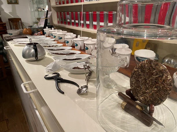 Bünting Teemuseum The picture shows different types of tea from the Bünting Tea Museum