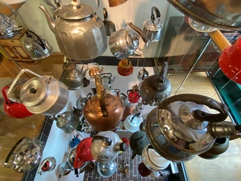 Teekannen im Bünting Bünting Das Bild zeigt eine Teekannen Ausstellung im Bünting BüntingThe picture shows a teapot exhibition at Bünting BüntingBilledet viser en tekandeudstilling på Bünting BüntingDe foto toont een theepotten tentoonstelling bij Bünting Bünting