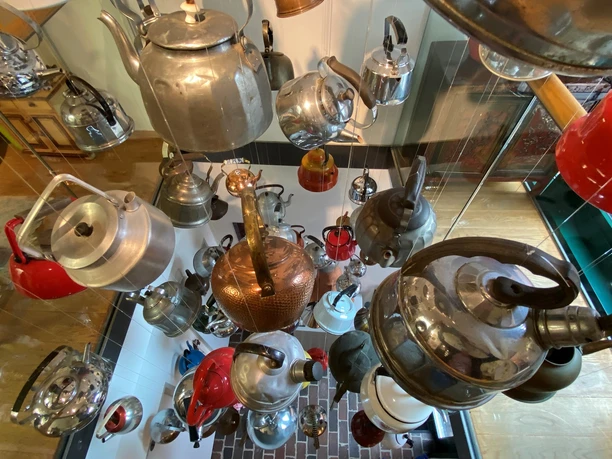 Teekannen im Bünting Bünting Das Bild zeigt eine Teekannen Ausstellung im Bünting Bünting