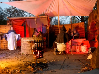 Broicher Schlossweihnacht Feuerschale erleuchtet Szenen mittelalterlichen Treibens mit Mönchen in Roben bei der Broicher Schlossweihnacht.