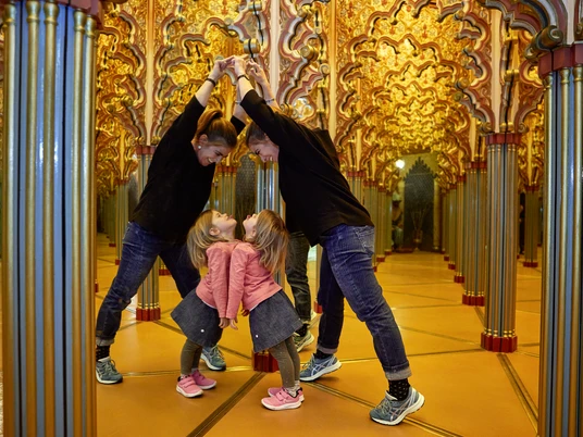 Spiegellabyrinth Alhambra Spiegellabyrinth Alhambra Mutter mit KindMirror labyrinth Alhambra mother with childLabyrinthe miroir Alhambra mère et enfant