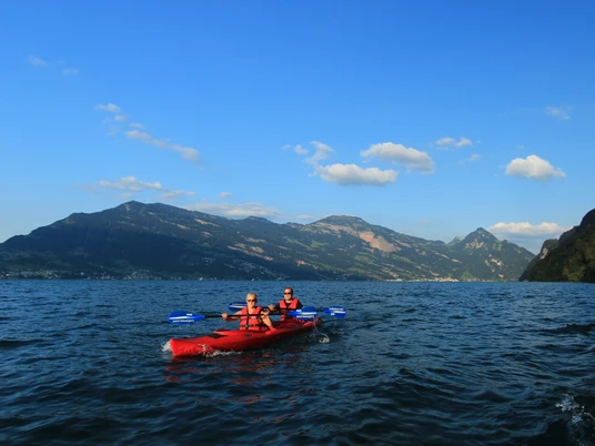 Location de bateaux Kayak Kajak-Fahrer vor WeggisKayakers off WeggisUn kayakiste au large de Weggis
