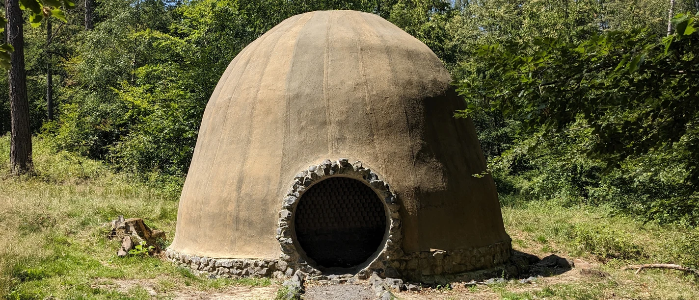 Kunstwerk in der Nekropole (Gernot Minke *1937 „Lehm-Kuppel“)