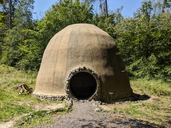 Kunstwerk in der Nekropole (Gernot Minke *1937 „Lehm-Kuppel“)