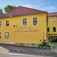 Außenansicht Touristinformation Das Erlebnisbergwerk "Marie Louise Stolln" präsentiert sich mit gelber Fassade und roten Dachziegeln.The "Marie Louise Stolln" adventure mine has a yellow façade and red roof tiles.Dobrodružný důl "Marie Louise Stolln" má žlutou fasádu a červené střešní tašky.Kopalnia przygód "Marie Louise Stolln" ma żółtą fasadę i czerwone dachówki.De avonturenmijn "Marie Louise Stolln" heeft een gele gevel en rode dakpannen.La miniera d'avventura "Marie Louise Stolln" ha una facciata gialla e tegole rosse.