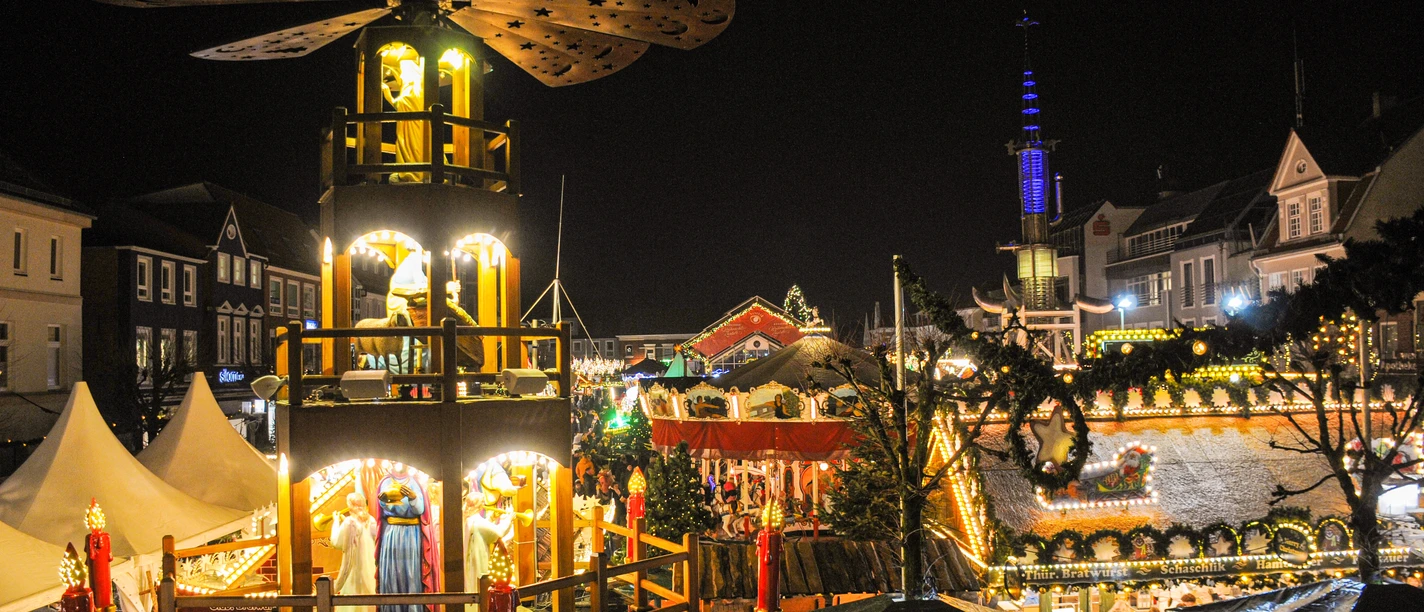 Auricher Weihnachtszauber Panorama mit Pyramide UH Aurich Christmas Magic Panorama with Pyramid UH