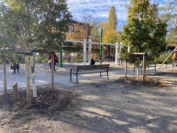 Spielplatz Lene-Voigt-Park - Familienurlaub in Leipzig Herbstliches Licht lässt den Schaukelplatz als Teil verschiedener Spielplätze im Lene-Voigt-Park erstrahlen.