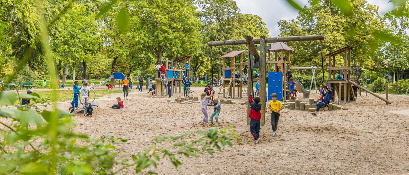 Aire de jeux dans le parc de la paix - Famille à Leipzig L'aire de jeux du parc de la Paix invite à faire une pause pour jouer.