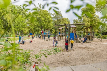 Spielplatz im Friedenspark - Familie in Leipzig Der Spielplatz im Friedenspark lädt zu einer Spielpause ein.