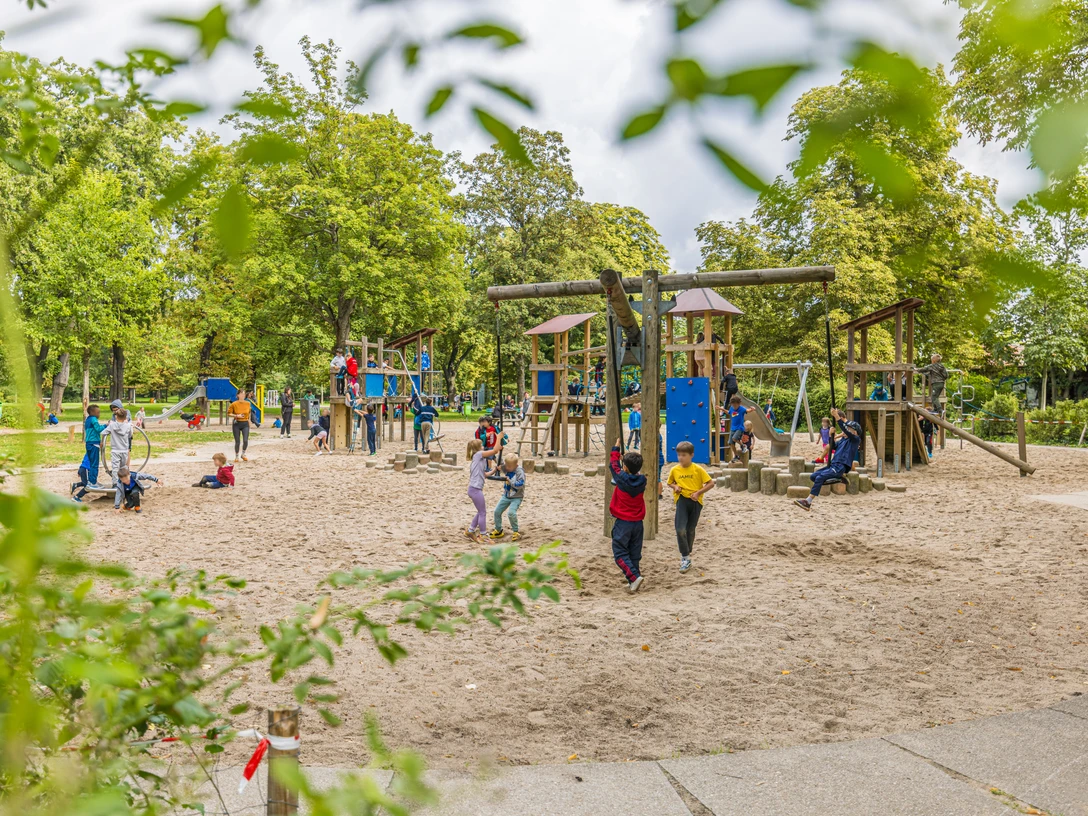 Spielplatz im Friedenspark - Familie in Leipzig Der Spielplatz im Friedenspark lädt zu einer Spielpause ein.