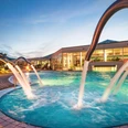 Badelandschaft des HEIDE SPA Bad Düben am Abend - Wellness in Leipzig und Region Der Außenbereich des HEIDE SPA in Bad Düben mit Pool wird zur Abenddämmerung beleuchtet, Wellness, Ausflug, Familie, Freizeit