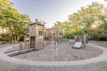 The playground at Herderplatz offers many opportunities to play.