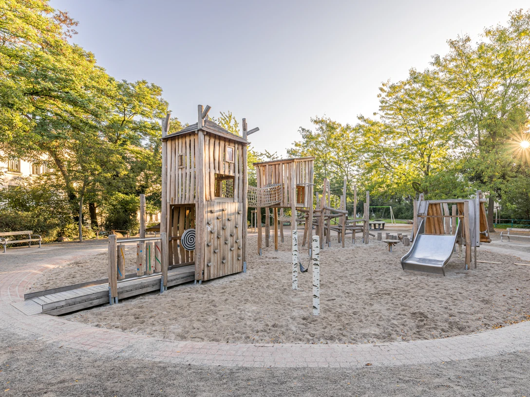 Herderspielplatz in Connewitz - Familie in Leipzig Der Spielplatz beim Herderplatz bietet viele Spielmöglichkeiten.