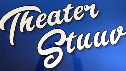 Logo Theater Stuuv.png Das Logo des Theater Stuuv zeigt in schwungvoller, weißer Schrift die Worte "Theater Stuuv" auf blauem Hintergrund.