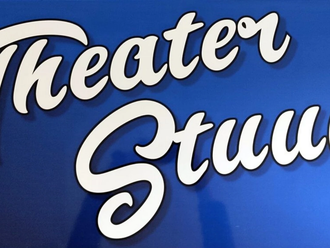 Logo Theater Stuuv.png Das Logo des Theater Stuuv zeigt in schwungvoller, weißer Schrift die Worte "Theater Stuuv" auf blauem Hintergrund.