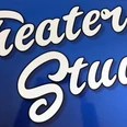 Logo Theater Stuuv.png Das Logo des Theater Stuuv zeigt in schwungvoller, weißer Schrift die Worte "Theater Stuuv" auf blauem Hintergrund.