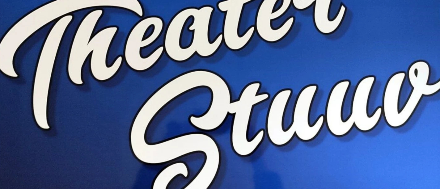 Logo Theater Stuuv.png Das Logo des Theater Stuuv zeigt in schwungvoller, weißer Schrift die Worte "Theater Stuuv" auf blauem Hintergrund.