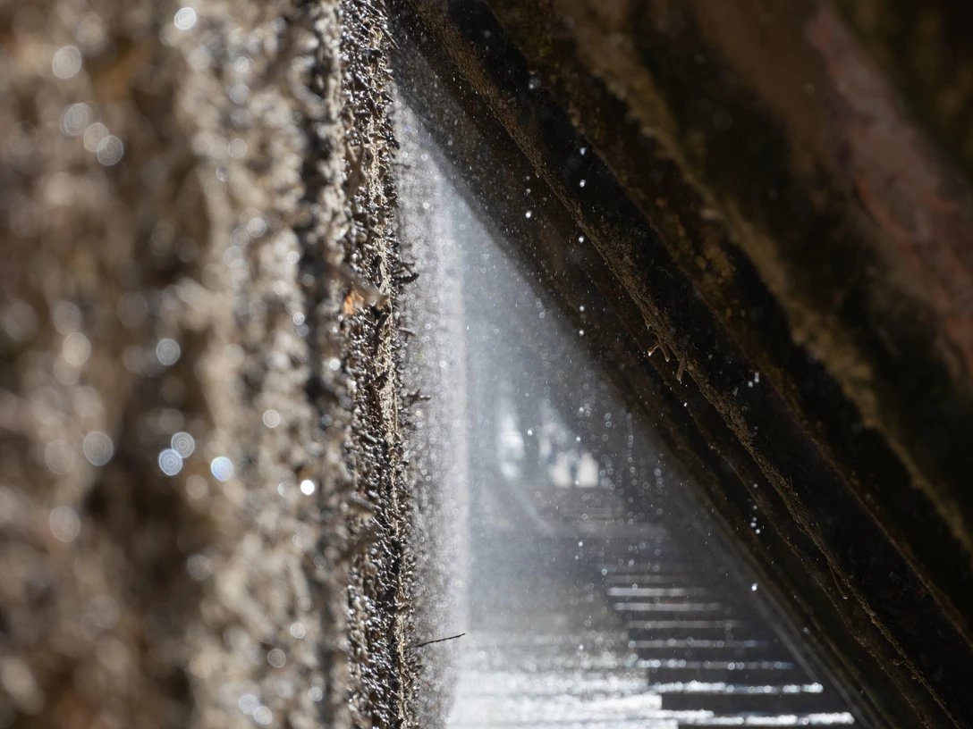 Am Gradierwerk in Bad Rothenfelde wird feine Sole vernebelt