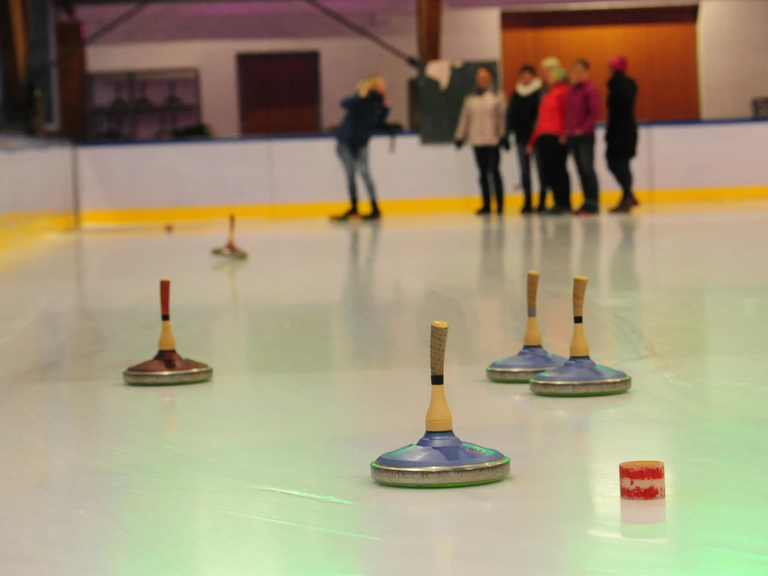Eisstockschießen in der Eislaufhalle Baiersbronn