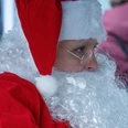 2022- Wiefelsteder Weihnachtszauber (2).jpg Ein Mann trägt ein rotes Kostüm als Weihnachtsmann. Er hat eine weiße Bart-Perücke.