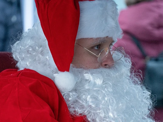 2022- Wiefelsteder Weihnachtszauber (2).jpg Ein Mann trägt ein rotes Kostüm als Weihnachtsmann. Er hat eine weiße Bart-Perücke.