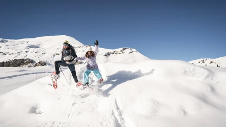outdoor-switzerland-schneeschuh-personen-spass-im-schnee.jpg