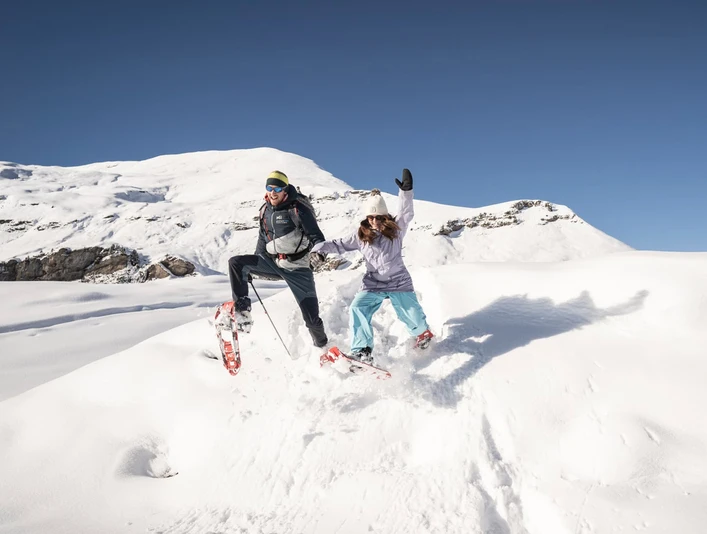 outdoor-switzerland-schneeschuh-personen-spass-im-schnee.jpg