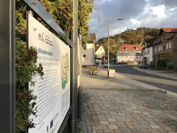 04 2023 11 08 Audiowalk Niedenstein Starttafel Rathausblick