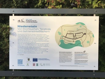 03 2023 11 08 Audiowalk Niedenstein Starttafel frontal