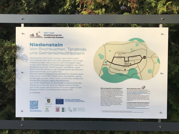 03 2023 11 08 Audiowalk Niedenstein Starttafel frontal