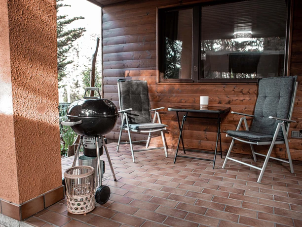 überdachte Terrasse mit Grillmöglichkeit