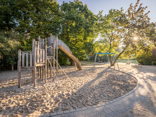 Dětské hřiště Hildebrandplatz se nachází v centru čtvrti Connewitz.