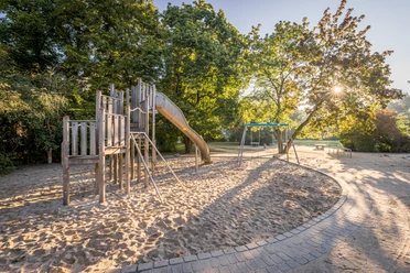 The Hildebrandplatz playground is located in the middle of the Connewitz district.