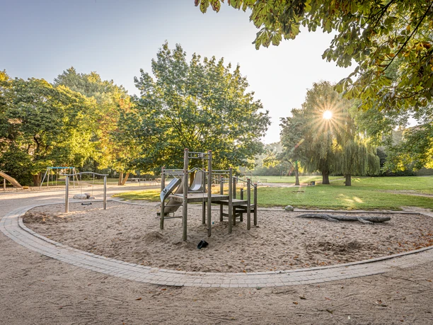 Dětské hřiště na náměstí Hildebrandplatz nabízí dětem mnoho příležitostí ke hře.