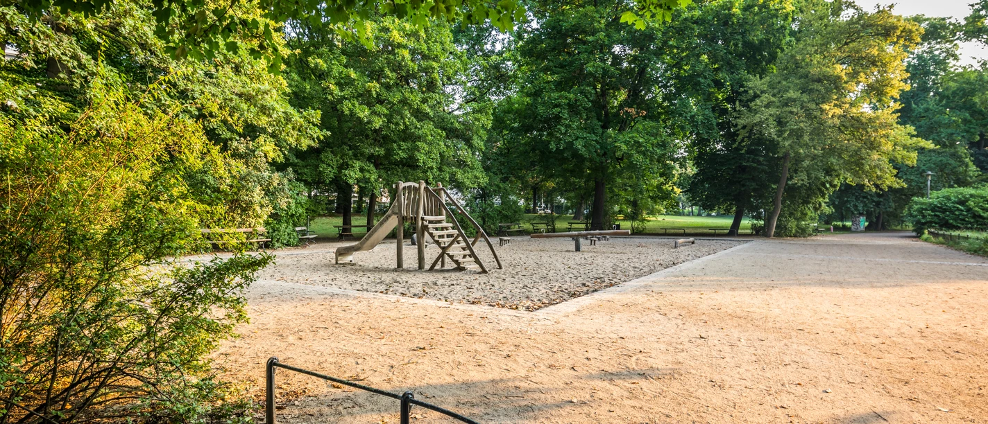 Aire de jeux à Johannapark - Famille à Leipzig Dans le parc Johanna, il y a une petite aire de jeux pour les enfants.