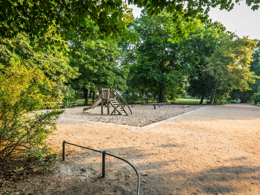 Spielplatz im Johannapark - Familie in Leipzig Im Johannapark gibt es einen kleinen Kinderspielplatz.There is a small children's playground in Johannapark.V parku Johannapark je malé dětské hřiště.W parku Johannapark znajduje się niewielki plac zabaw dla dzieci.Er is een kleine speeltuin in het Johannapark.Nel Johannapark si trova un piccolo parco giochi per bambini.