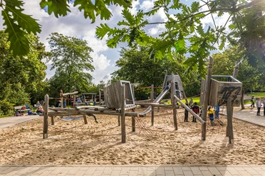 Spielplatz am Klangberg - Familie in Leipzig Der Spielplatz am Klangberg bietet viele Spielmöglichkeiten.