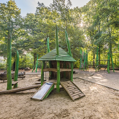 L'aire de jeux "Louise-Otto-Peters-Platz" se trouve au milieu de la vallée des roses.