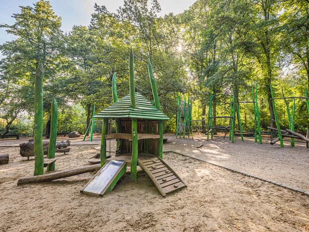 Louise-Otto-Peters-Platz" playground - Family in Leipzig The "Louise-Otto-Peters-Platz" playground is located in the middle of Rosental.