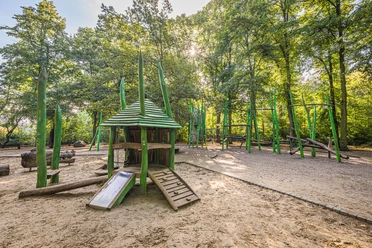Spielplatz "Louise-Otto-Peters-Platz" - Familie in Leipzig Der Spielplatz "Louise-Otto-Peters-Platz" liegt mitten im Rosental.
