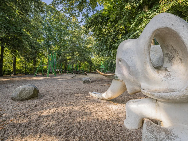 Plac zabaw Louise-Otto-Peters-Platz - Rodzina w Lipsku Plac zabaw "Louise-Otto-Peters-Platz" znajduje się w miejscowości Rosental.