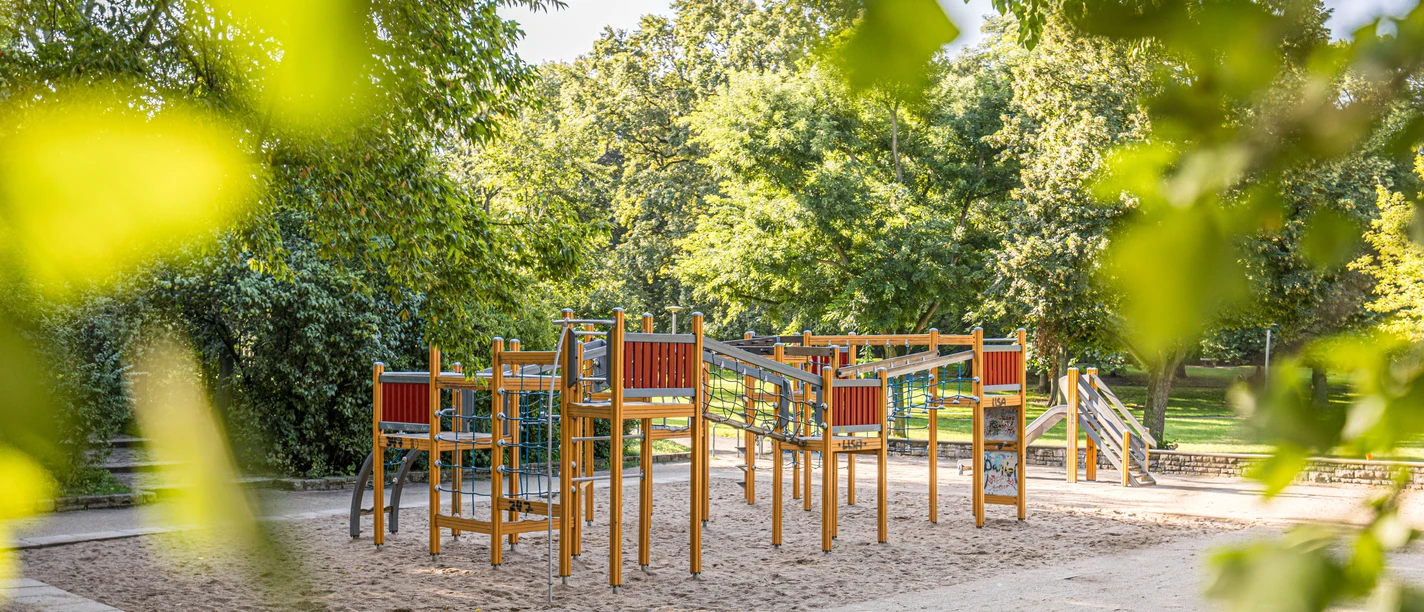 Plac zabaw w parku Ramdohrscher - Rodzina w Lipsku W parku Ramdorscher znajduje się piękny plac zabaw dla dzieci.