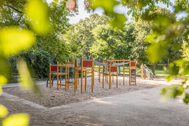 Spielplatz im Ramdohrscher-Park - Familie in Leipzig Im Ramdorscher Park gibt es einen schönen Kinderspielplatz.
