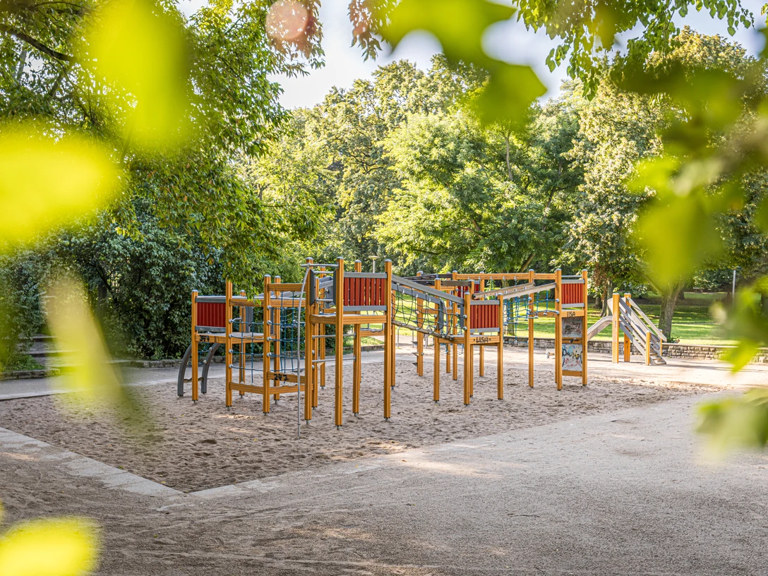 Spielplatz im Ramdohrscher-Park - Familie in Leipzig Im Ramdorscher Park gibt es einen schönen Kinderspielplatz.
