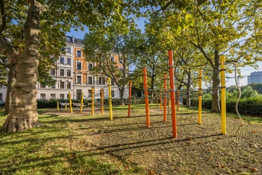 Dětské hřiště Schenkendorfplatz - Rodina v Lipsku Na dětském hřišti na náměstí Schenkendorfplatz je velká prolézačka.