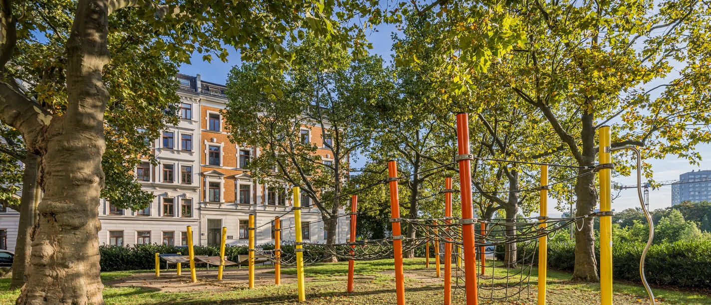 Na placu zabaw Schenkendorfplatz znajduje się duża platforma do wspinaczki.