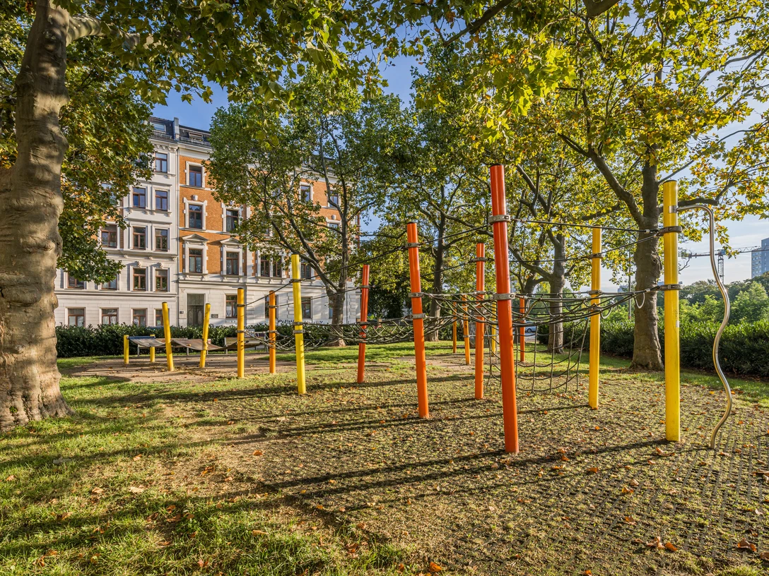 Spielplatz Schenkendorfplatz - Familie in Leipzig Auf dem Spielplatz Schenkendorfplatz gibt es ein großes Klettergerüst.