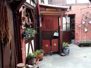 Haus Anderswo Innenhof